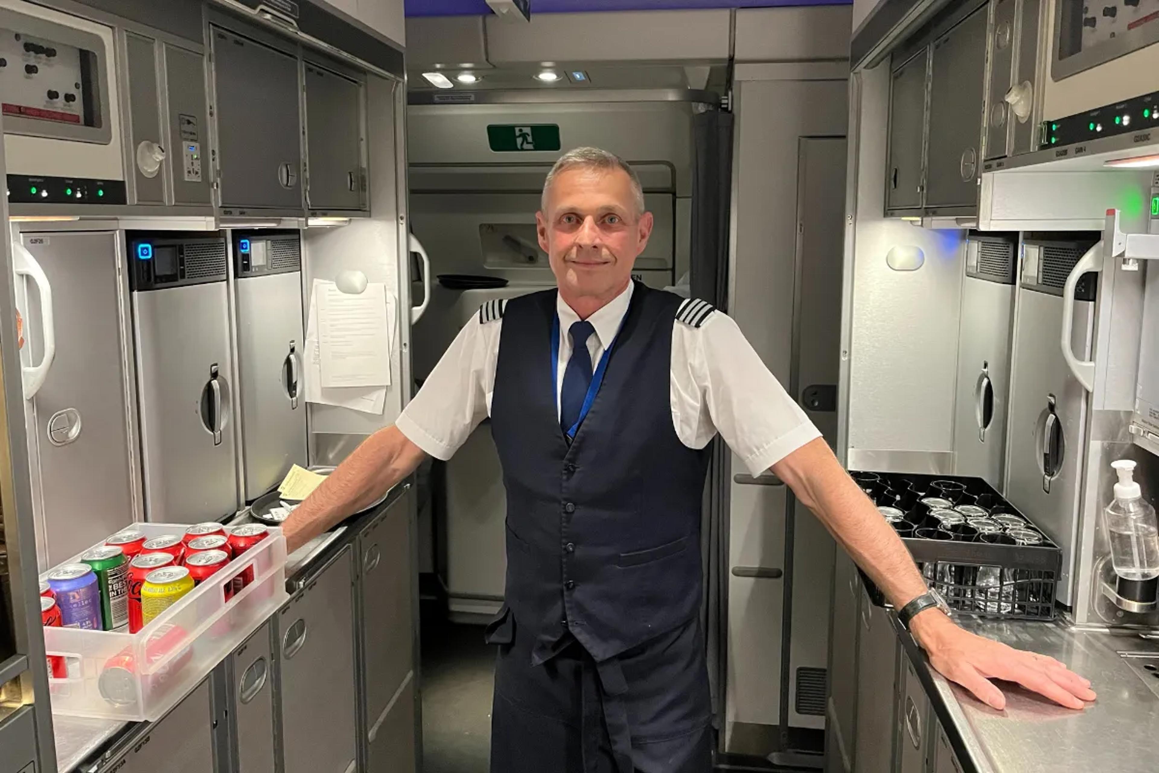 Air purser i galley på SAS' Airbus A350.