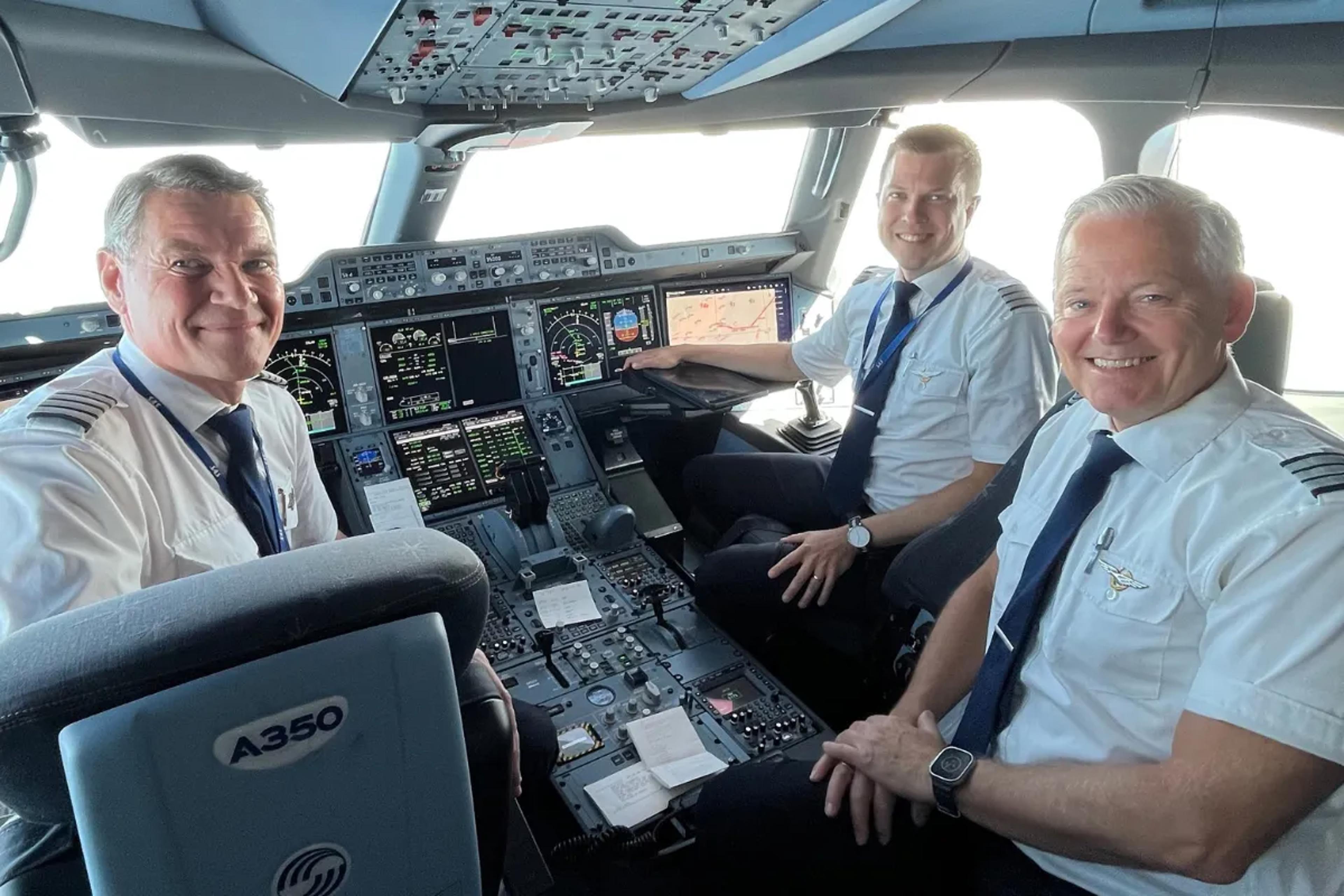 Piloter i cockpittet på SAS' Airbus A350.