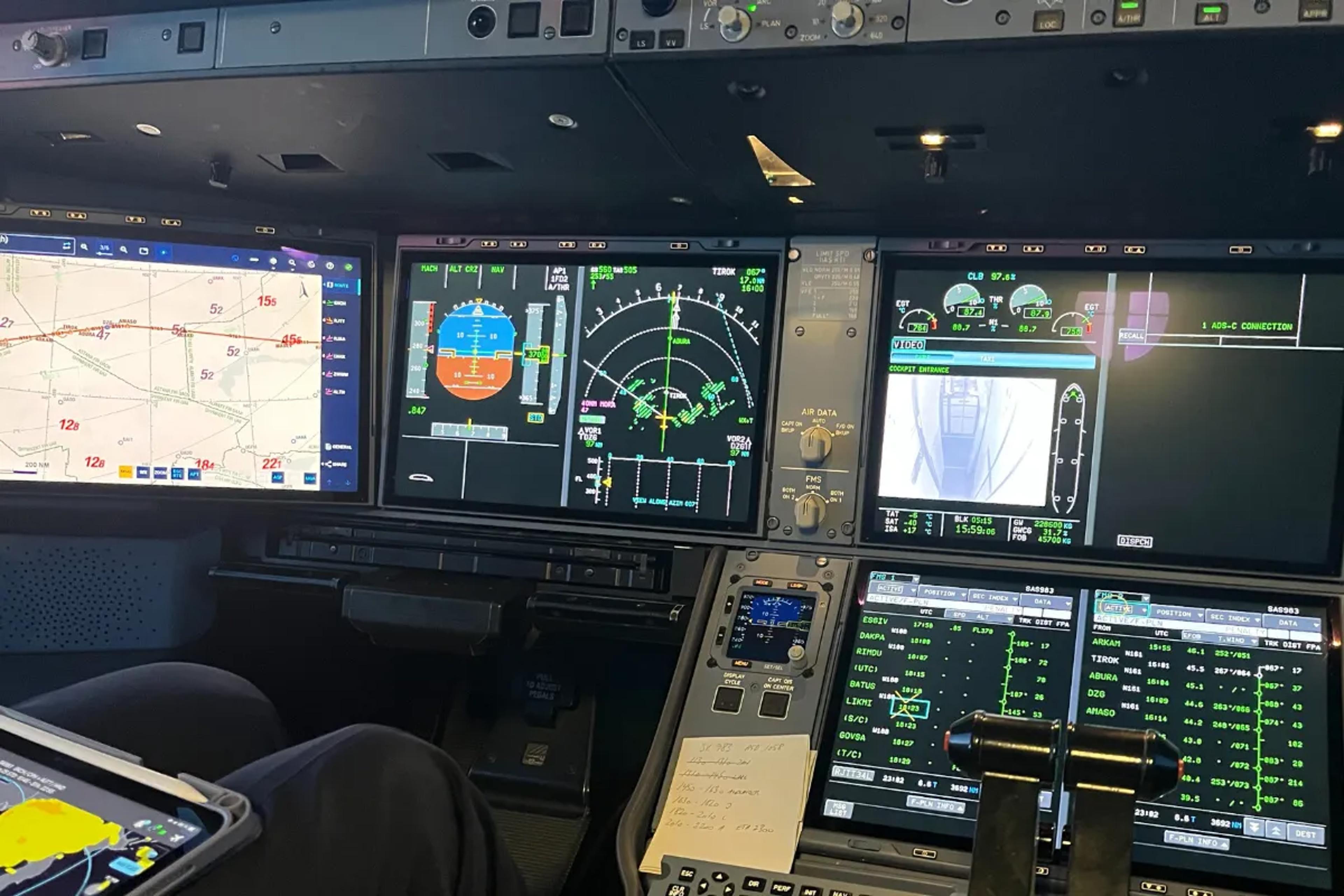 Instrumentpanelet i cockpittet på SAS' Airbus A350.